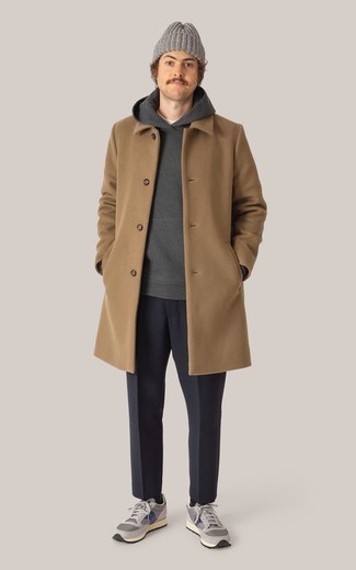 Какие брюки чинос носить с серыми кроссовками