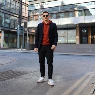 Какие брюки чинос носить с серыми кроссовками