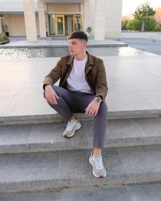 Какие брюки чинос носить с серыми кроссовками