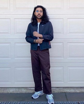 Какие брюки чинос носить с серыми кроссовками