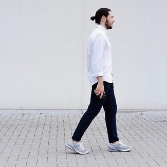 Какие брюки чинос носить с серыми кроссовками