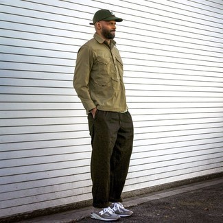 Какие брюки чинос носить с серыми кроссовками