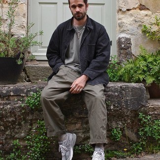 Какие брюки чинос носить с серыми кроссовками