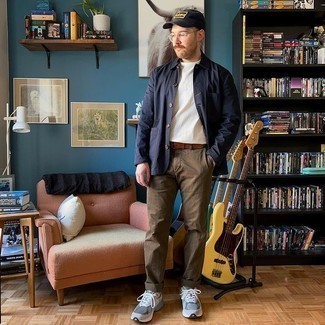 Какие брюки чинос носить с серыми кроссовками