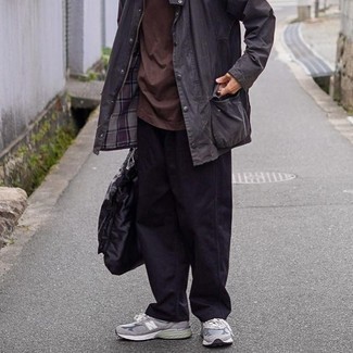 Какие брюки чинос носить с серыми кроссовками