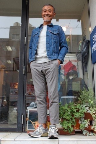 Какие джинсовые куртки носить с серыми кроссовками мужчине