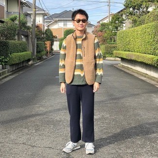 Какие куртки без рукавов носить с серыми кроссовками мужчине