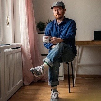 Какие джинсы носить с серыми кроссовками мужчине