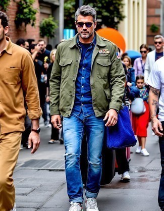 Какие джинсы носить с серыми кроссовками мужчине