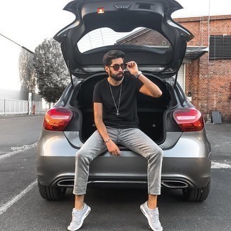 Какие джинсы носить с серыми кроссовками мужчине