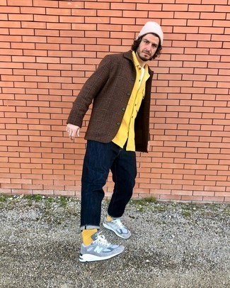 Какие джинсы носить с серыми кроссовками мужчине