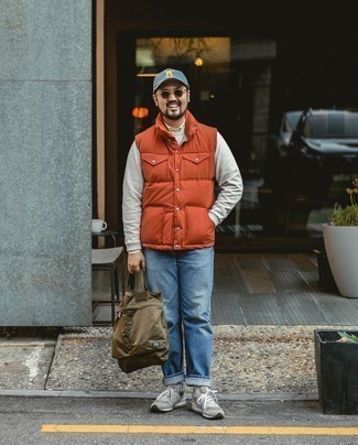 Какие джинсы носить с серыми кроссовками мужчине