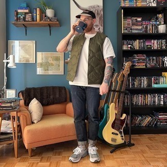 Какие джинсы носить с серыми кроссовками мужчине