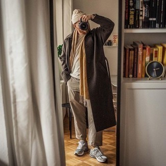 Какие длинные пальто носить с серыми кроссовками