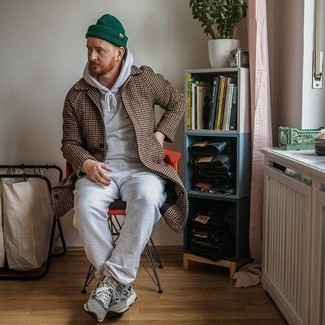 Какие длинные пальто носить с серыми кроссовками