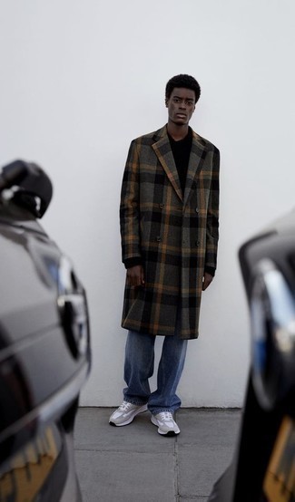 Какие длинные пальто носить с серыми кроссовками