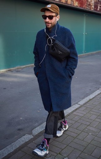 Какие длинные пальто носить с серыми кроссовками