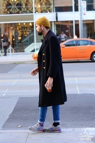 Какие длинные пальто носить с серыми кроссовками