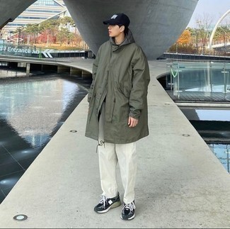 Какие парки носить с серыми кроссовками мужчине