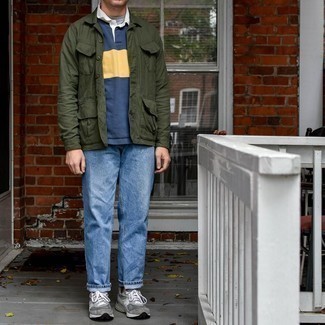 Какие футболки-поло носить с серыми кроссовками мужчине