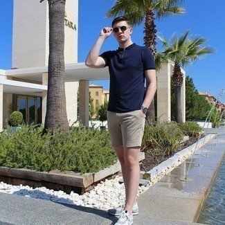 Какие футболки-поло носить с серыми кроссовками мужчине