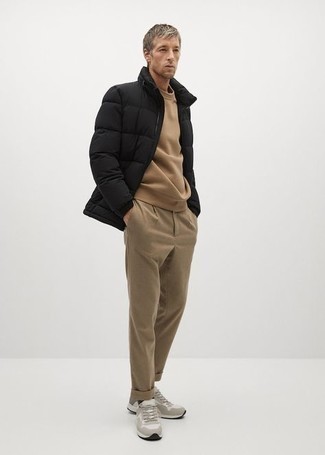 Какие куртки-пуховики носить с серыми кроссовками мужчине