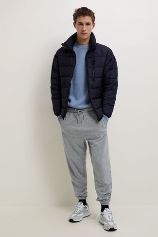 Какие куртки-пуховики носить с серыми кроссовками мужчине