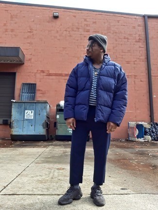 Какие куртки-пуховики носить с серыми кроссовками мужчине