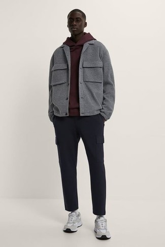 Какие куртки-рубашки носить с серыми кроссовками мужчине