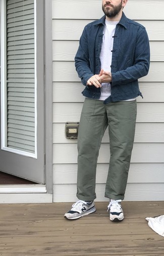 Какие куртки-рубашки носить с серыми кроссовками мужчине