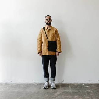 Какие куртки-рубашки носить с серыми кроссовками мужчине