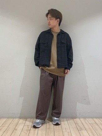 Какие куртки-рубашки носить с серыми кроссовками мужчине