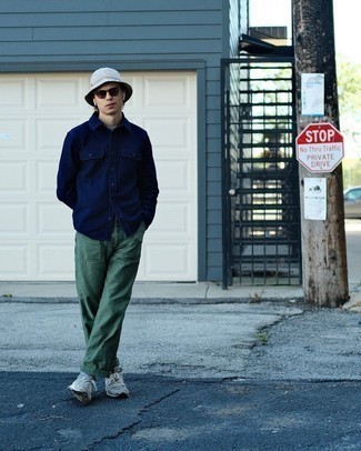 Какие куртки-рубашки носить с серыми кроссовками мужчине