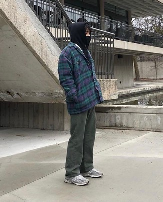 Какие куртки-рубашки носить с серыми кроссовками мужчине