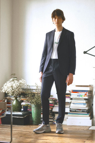 Какие костюмы носить с серыми кроссовками