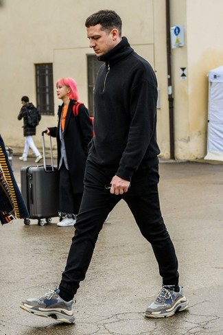 Какие спортивные штаны носить с серыми кроссовками мужчине