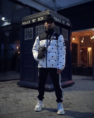 Какие спортивные штаны носить с серыми кроссовками мужчине