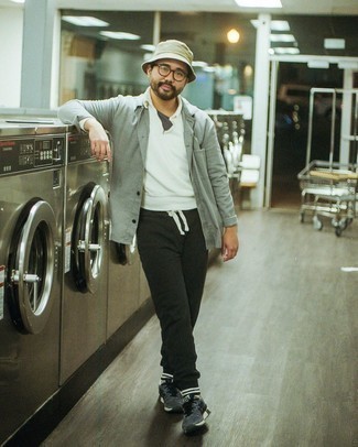 Какие спортивные штаны носить с серыми кроссовками мужчине