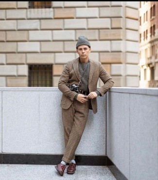 С чем носить серую шапку мужчине