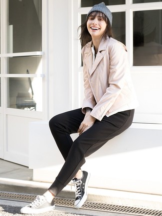 С чем носить серую шапку женщине