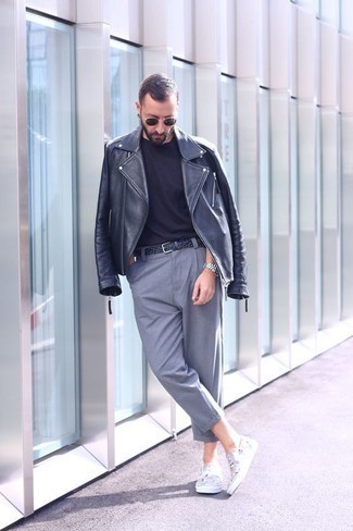 Какие брюки чинос носить с серой косухой