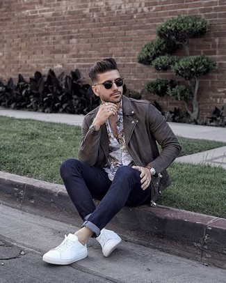 Какие джинсы носить с серой косухой мужчине