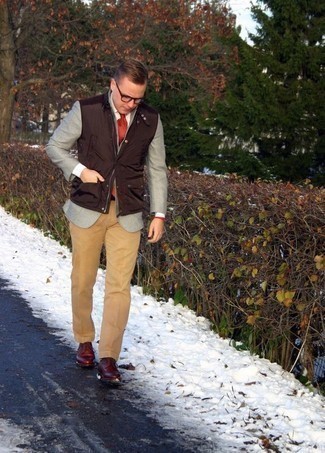 Как носить серый пиджак с бежевыми брюками чинос