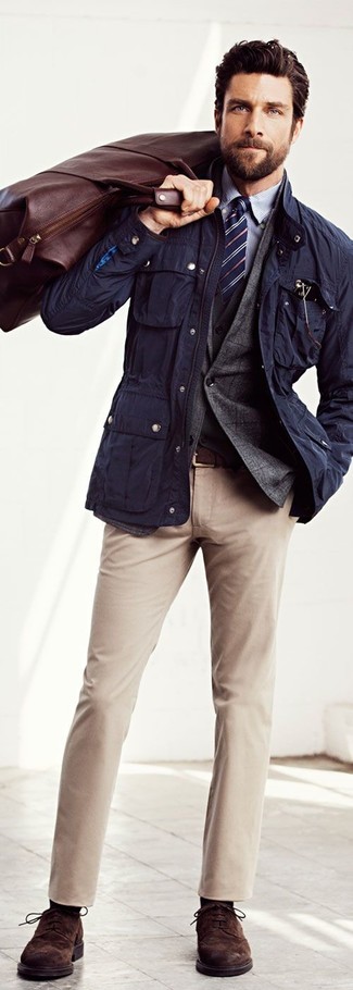 Как носить серый пиджак с бежевыми брюками чинос