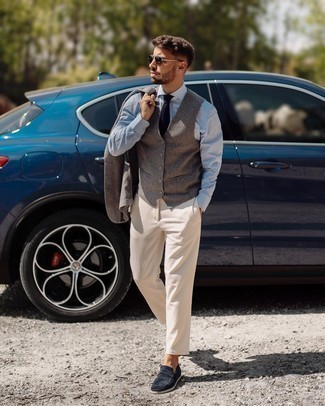 Как носить серый пиджак с бежевыми брюками чинос