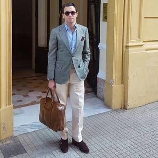 Как носить серый пиджак с бежевыми классическими брюками мужчине