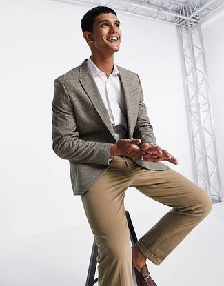 Как носить серый пиджак с бежевыми джинсами мужчине