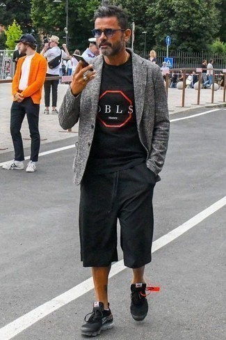 Как носить серый пиджак с черными шортами мужчине