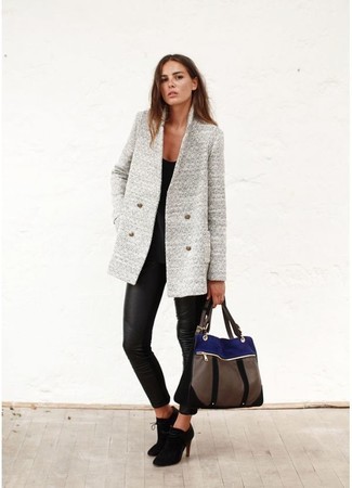 Как носить серый пиджак с черными замшевыми ботильонами