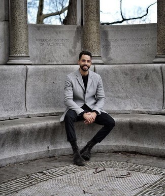 Как носить серый пиджак с черными замшевыми повседневными ботинками мужчине